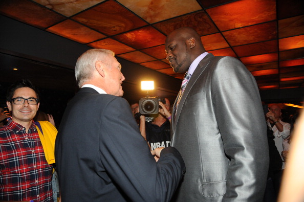 曼联在关键比赛中表现不佳，换人失误导致防守漏洞，边路优势被对手逆转，整体表现令球迷不满。（关键战曼联失色：换人失策致防线出漏洞，边路遭反制，整体表现引发球迷不满）