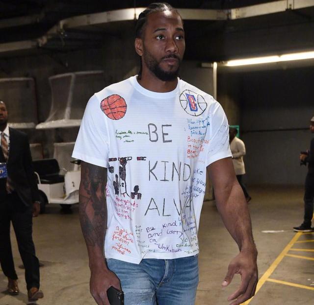 状态不佳！詹姆斯半场9投2中仅得4分，湖人领先9分（手感冰冷！詹姆斯半场9投仅2中拿4分，湖人领先9分）