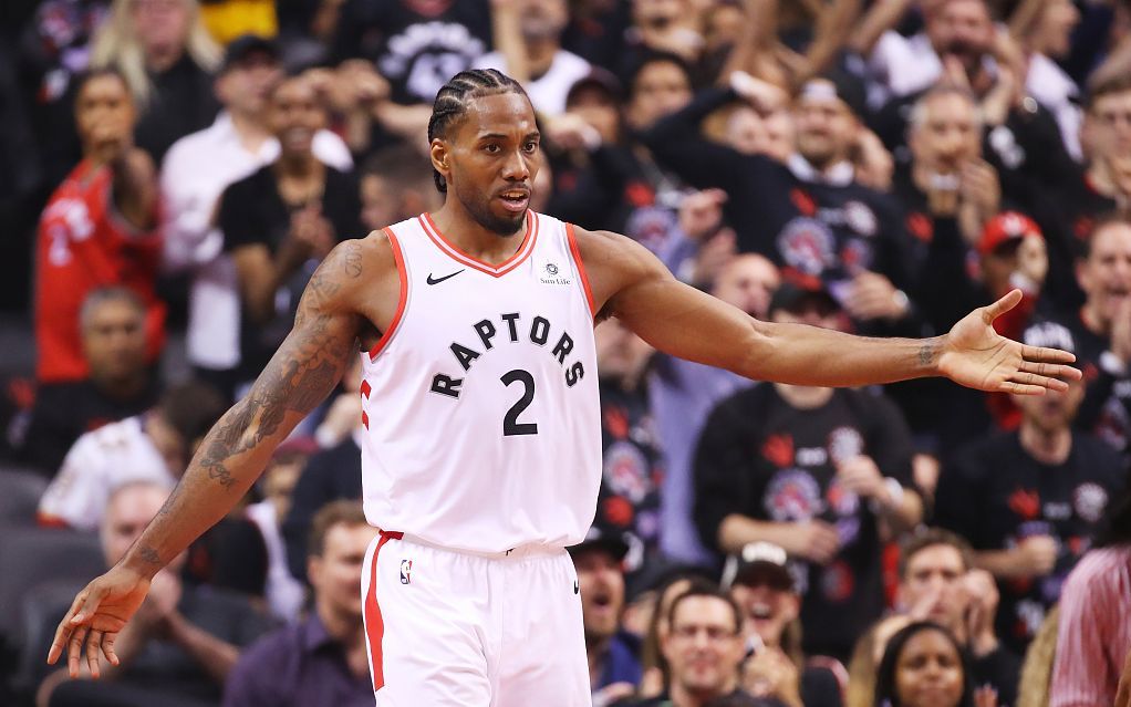 心态彻底崩了！裁判不给加罚还连出争议哨 爱德华兹连续吃T被驱逐（心态崩盘！加罚未判争议哨频出，爱德华兹连吃技犯被罚出场）