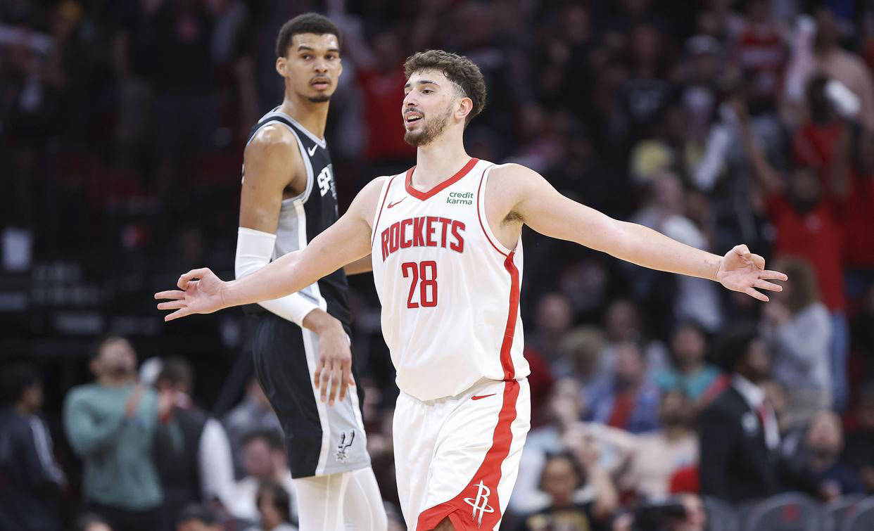 塞萨尔：齐沃为什么要换下博尼和泽林斯基？他俩明明表现最好（塞萨尔质疑齐沃换人决定：为何撤下表现最好的博尼和泽林斯基？）