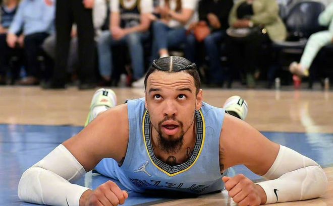 非常懊恼！恩比德技术罚球不中 顺势跪倒在地（懊恼不已！恩比德技术罚球未中后跪倒在地）