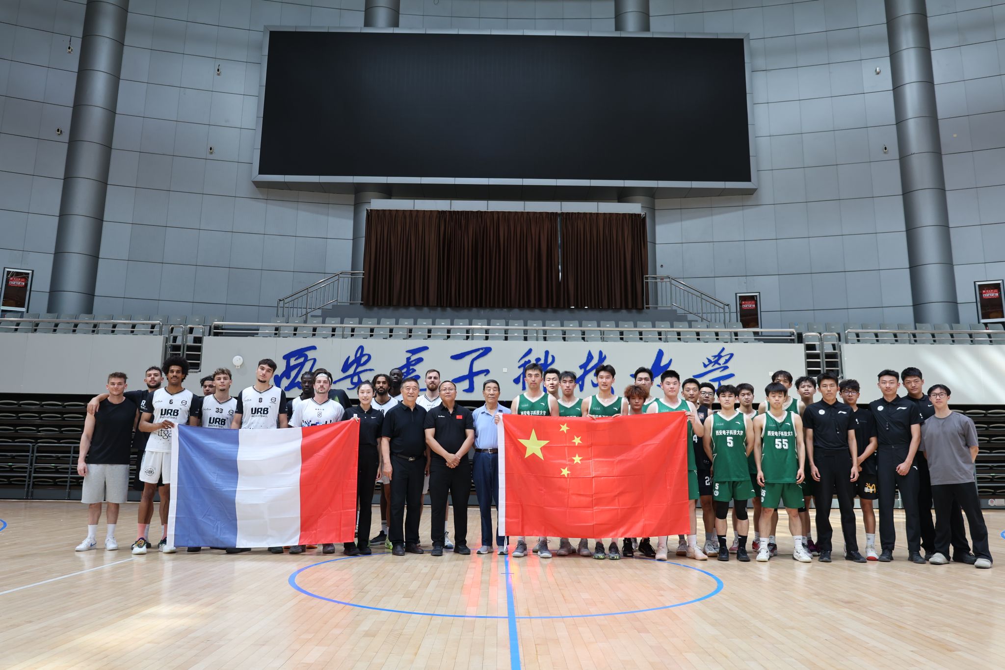 篮球NBA球队交易谈判持续进行（NBA各队交易谈判仍在推进）