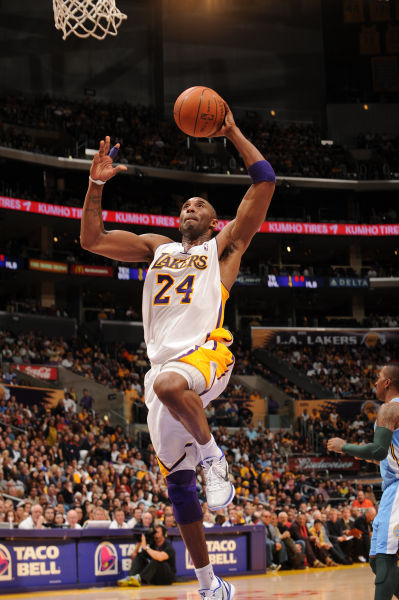 NBA：勇士主场击败灰熊 库里狂砍45分（库里轰45分，勇士主场力克灰熊）
